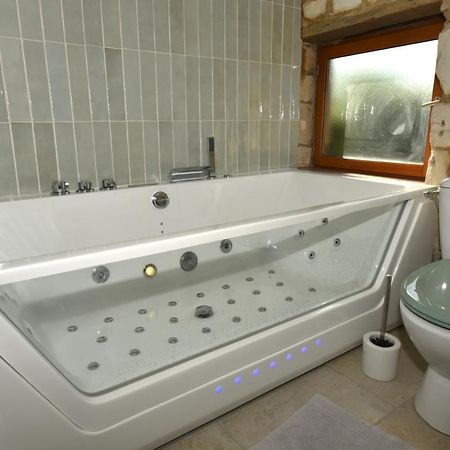 Vadencourt  Maisonnette Du Bonheur - Vue Campagne - Baignoire Balneo 32 Jets - Lits Queen Size מראה חיצוני תמונה