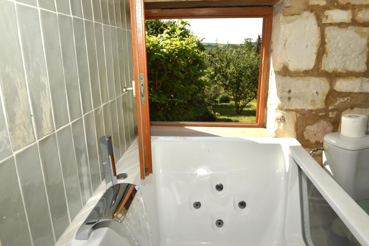 Vadencourt  Maisonnette Du Bonheur - Vue Campagne - Baignoire Balneo 32 Jets - Lits Queen Size מראה חיצוני תמונה